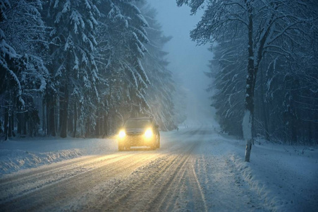 有车的雪冬路。 冬天在山上开车的危险汽车。 运输汽车和旅行的概念。