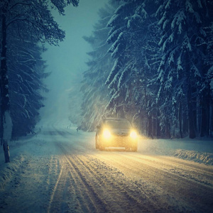 有车的雪冬路。 冬天在山上开车的危险汽车。 运输汽车和旅行的概念。