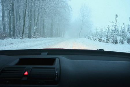 冬天开车。司机从雪地上的汽车内部看。冬季行车安全理念。