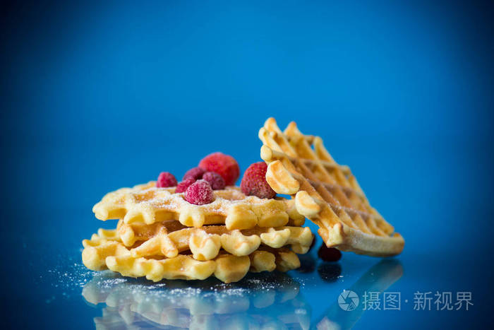 煮熟的甜维也纳华夫饼上的蓝色