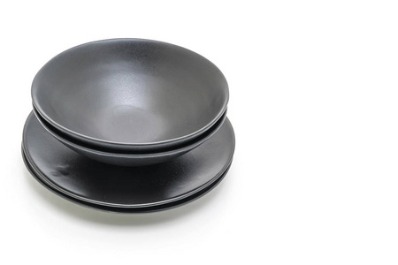 空的黑色盘子和碗隔在白色背景上