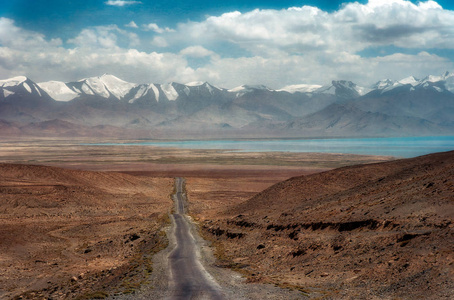长帕米尔公路M41于2018年8月在塔吉克斯坦拍摄，于HDR拍摄