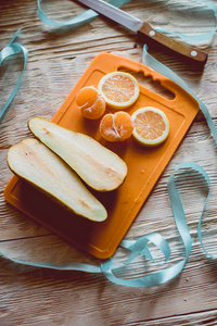 木制桌子上的柑橘类水果和梨