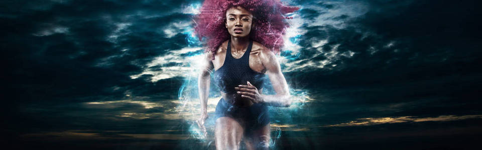 女子马拉松运动员。强壮的运动短跑运动员, 穿着运动服, 在黑暗的背景上跑步。能量健身和运动动力