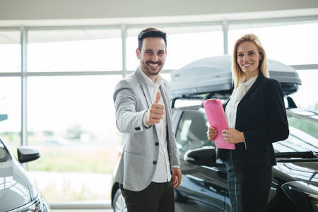 销售汽车给新买家的专业销售人员