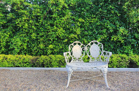 豪华欧洲风格的椅子在花园里。