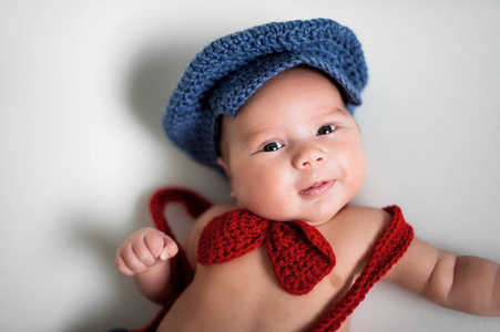 穿着针织帽子和红色领结的男婴