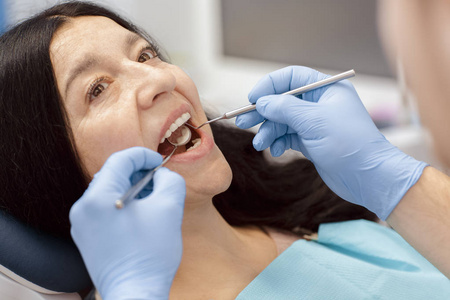 定期检查。 一位老年妇女在牙科牙科医疗牙齿预防微笑检查专业精神老年诊所病人的概念