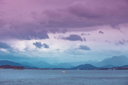 地平线上的岛屿。 晚上美丽的海洋景观。 挪威的性质。 海景