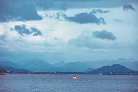 地平线上的岛屿。 晚上美丽的海洋景观。 挪威的性质。 海景