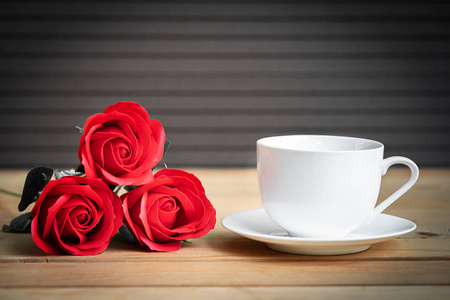 红玫瑰下的红玫瑰和咖啡杯