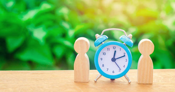 时间和计划的概念. 讨论业务协议的租赁和贷款条款.照片