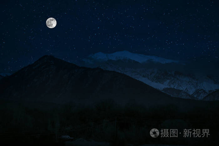 美丽的夜景 有繁星的夜山和森林 夜晚的森林 有绿色的草地和山脉 在明亮的繁星之夜或银河的景色中照片 正版商用图片17j67f 摄图新视界 美丽的夜景 有繁星的夜山和森林 夜晚的森林 有绿色的草地和山脉 在明亮的繁星之夜或银河的景色中照片 正版商用图片17j67f 摄图新视界