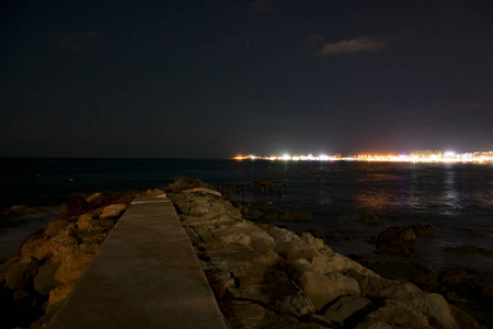 塞浦路斯帕福夜间城市全景，灯光海岸线和海洋