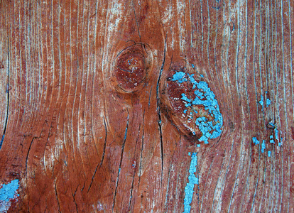 有木结和其他缺陷的旧油漆板的碎片