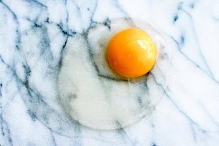 蛋黄在大理石配方配料和自制烹饪风格的概念