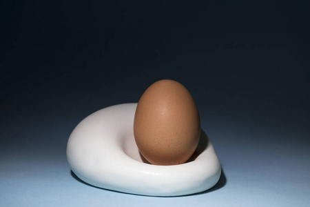 蓝底白色陶瓷碗上的生鸡蛋