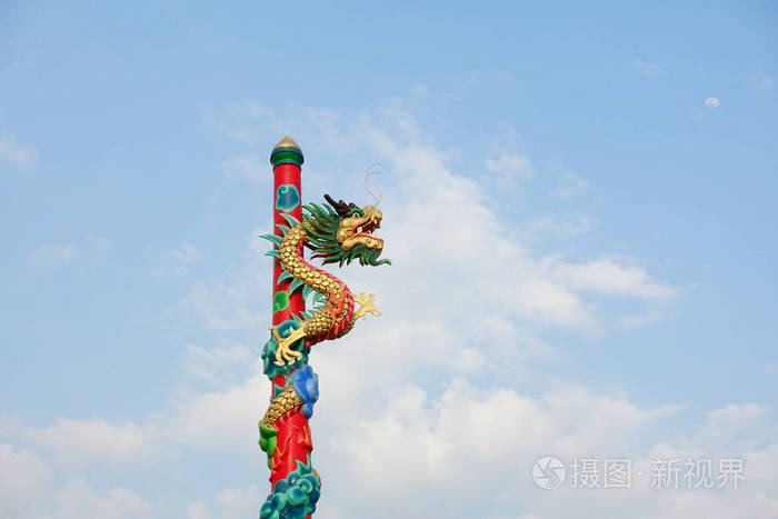 蓝天背景下的中国龙像