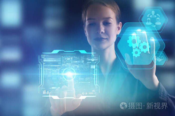 一位年轻的企业家在虚拟的未来屏幕上工作,看到了铭文