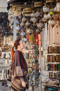 旅行妇女享受传统土耳其灯装饰设计。 去土耳其旅游