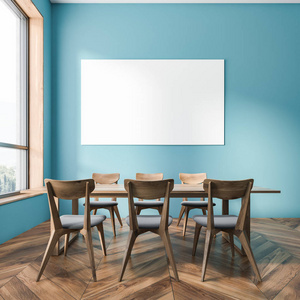 餐厅内部有蓝色墙壁木制地板木制桌子灰色和木制椅子以及墙上的水平海报。 3D渲染模拟