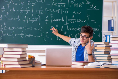 在学校学习数学的年轻男生