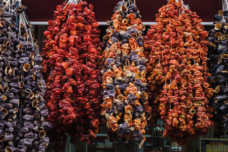 伊斯坦布尔埃及香料市场上的一堆干蔬菜