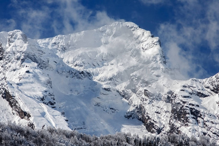 美丽的风景冬季白雪皑皑的艾格斯塔山山顶蓝天背景。