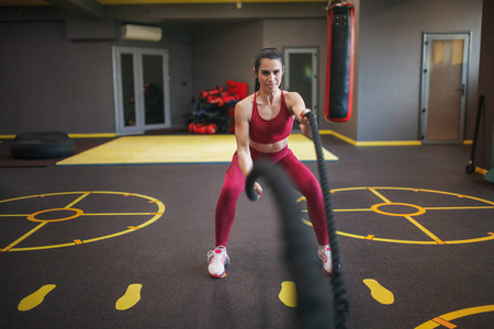 运动女子训练与战斗绳索