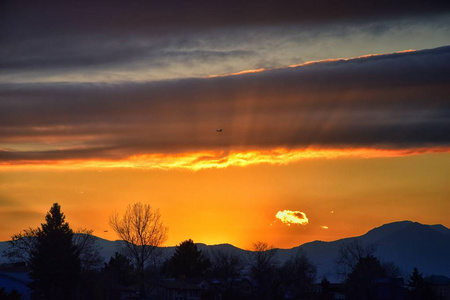 平线美国丹佛在科罗拉多州落基山脉上空的红色太阳和橙色天空日落全景