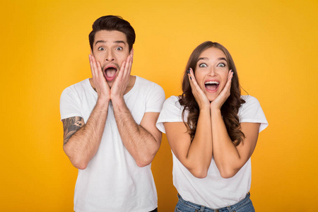 年轻人惊讶或高兴地尖叫照片