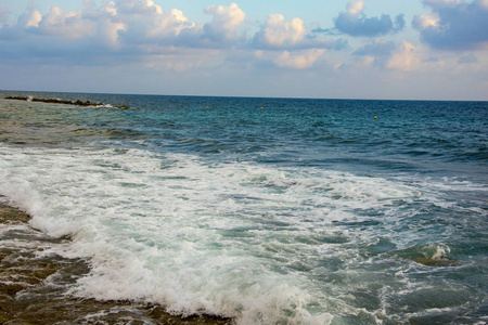 多岩石海滩之间的海浪，塞浦路斯，帕福斯，