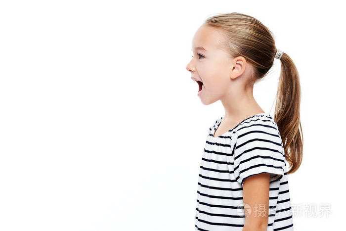 穿着衣服的可爱小女孩在说话白色背景下的言语治疗概念