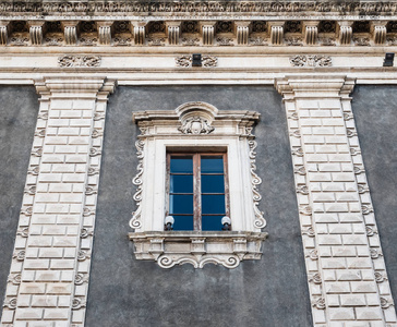 上部有一个古老的窗口，在卡塔尼亚的宫殿研讨会。 水平视图
