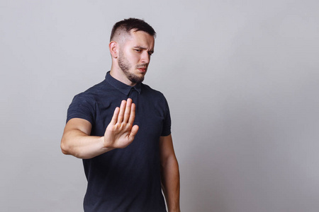 警告表情,脸上有负面和严肃的手势.照片