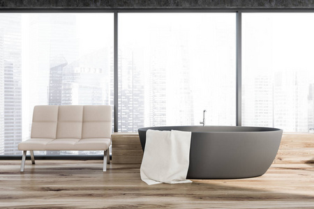 全景浴室的内部有木制地板灰色浴缸，上面有一条毛巾，小白色沙发站在窗户附近。 3D渲染