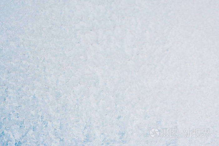冰冻窗户上的霜花图案是圣诞节奇迹的象征。 圣诞节或新年背景。 复制空间。