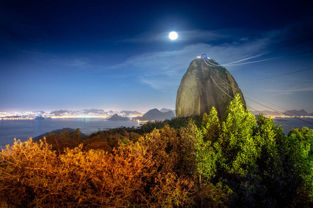 夜晚有满月的糖面包山巴西里约热内卢