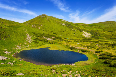 美丽的小湖，在青山中的乌克兰喀尔巴阡山脉中