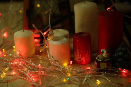 发光的圣诞花环和蜡烛