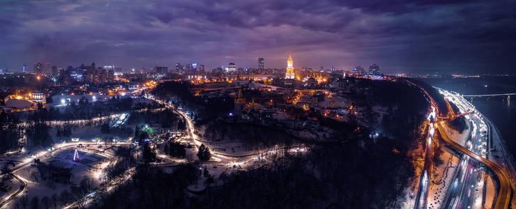 在夜晚, 一个大城市的壮观的夜晚天际线。乌克兰基辅