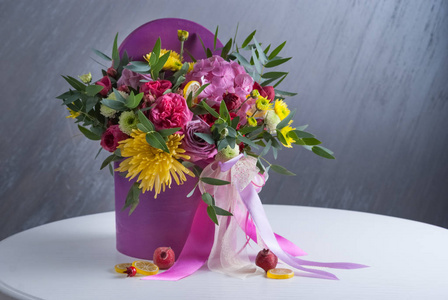 紫罗兰盒子里的一束花。 不错的庆祝活动
