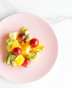多汁水果沙拉早餐大理石平躺节食和健康的生活方式风格的概念