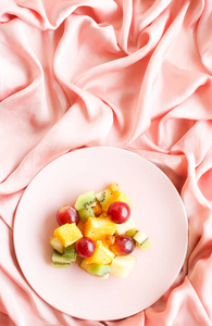 多汁水果沙拉，丝绸平坦健康的生活方式和早餐在床上风格的概念