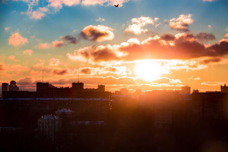 傍晚的太阳天空和云彩.照片