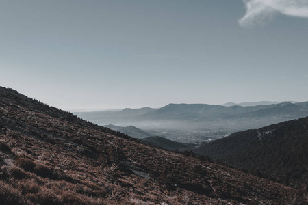 高山景观和环绕大山谷的森林