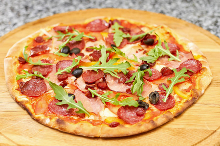意大利辣香肠披萨和阿鲁古拉。