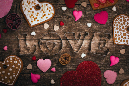 爱情情人节背景。 情人节心形饼干在木制背景上。 选择性聚焦。