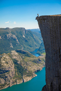 徒步者站在普雷克斯罗伦, 望着挪威山区著名的悬崖