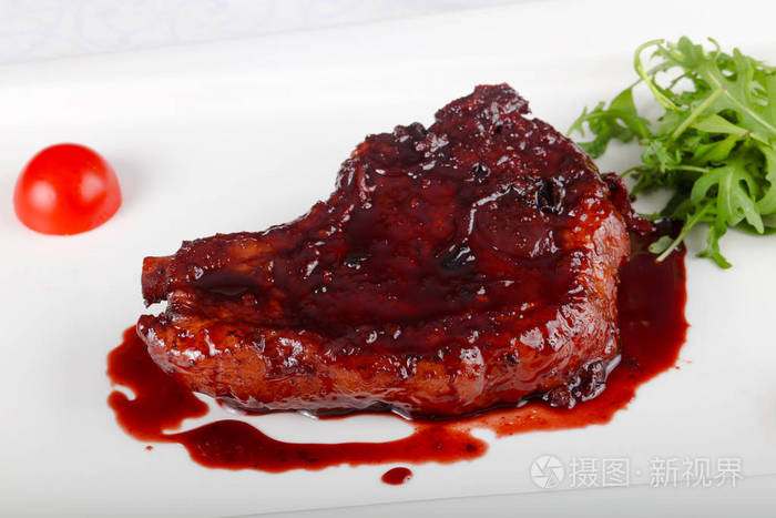 牛肉牛排加浆果酱